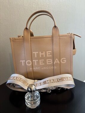 Marc Jacobs The ToteBag Medium Leather Tote in beige tan